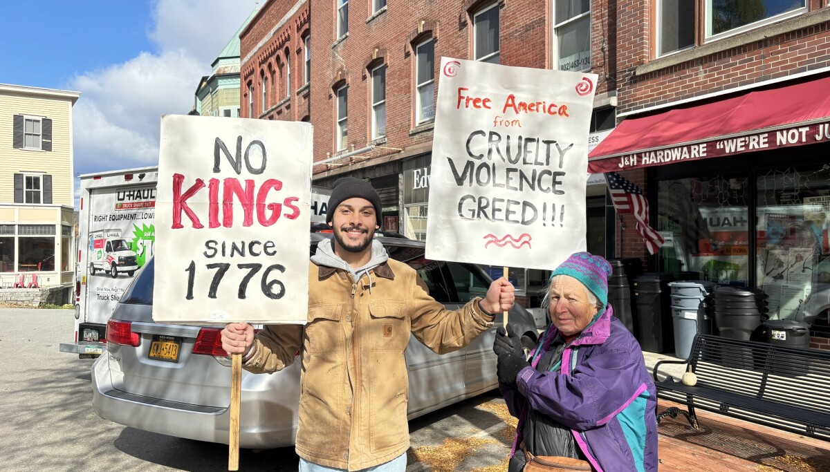 Image accompanying “Early voting rallies bring democracy advocates together”